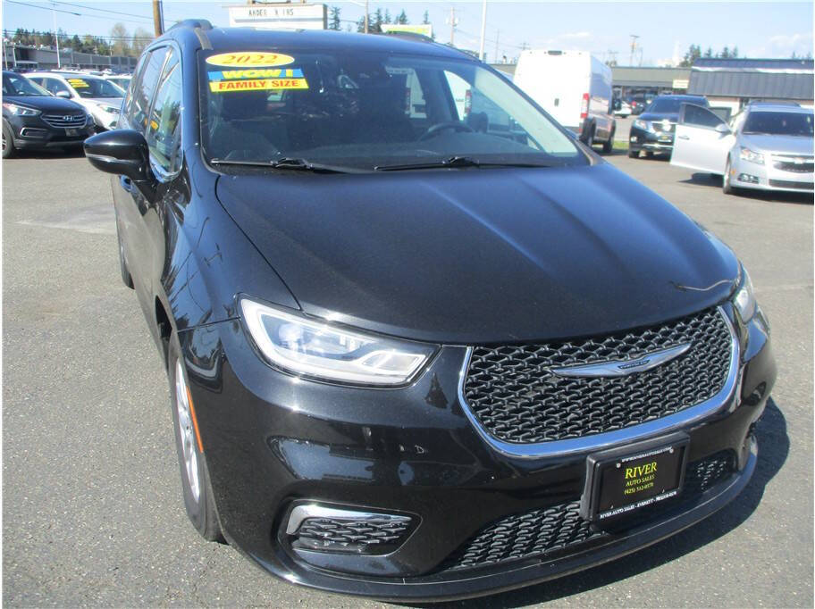 2022 Chrysler Pacifica Touring L's photo