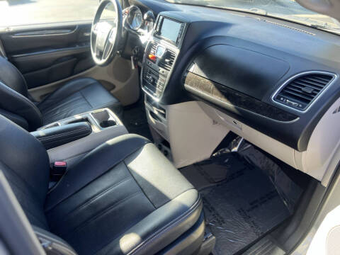 2016 Chrysler Town and Country Touring