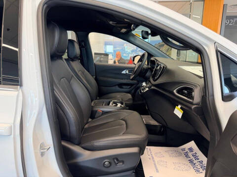 2027 Chrysler Pacifica Select