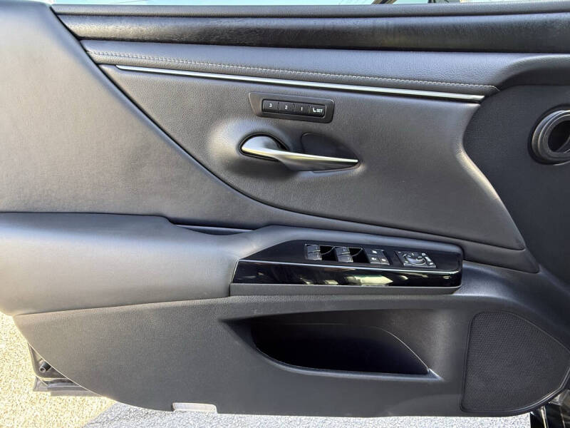 2024 Lexus ES 300h F SPORT Design