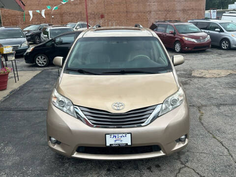 2011 Toyota Sienna for sale at Best Deal Motors in Saint Charles MO