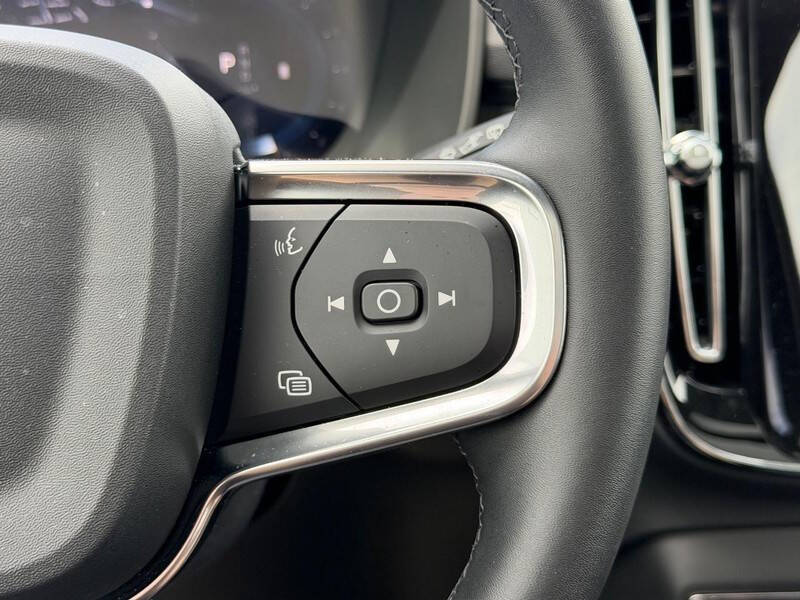 2025 Volvo XC40 B5 Plus Dark Theme