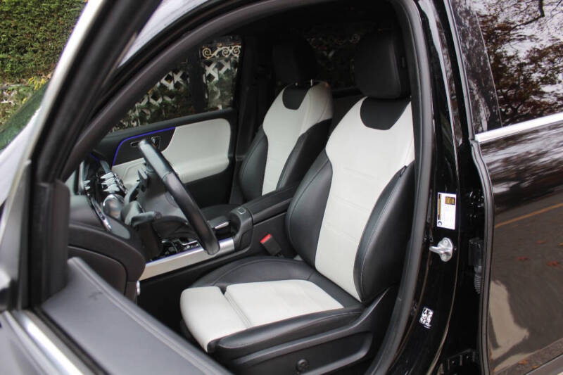 2023 Mercedes-Benz GLB Base's photo