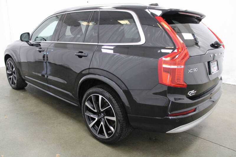 2022 Volvo XC90 T6 Momentum 6-Passenger