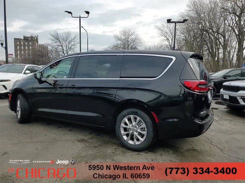 2025 Chrysler Pacifica Select