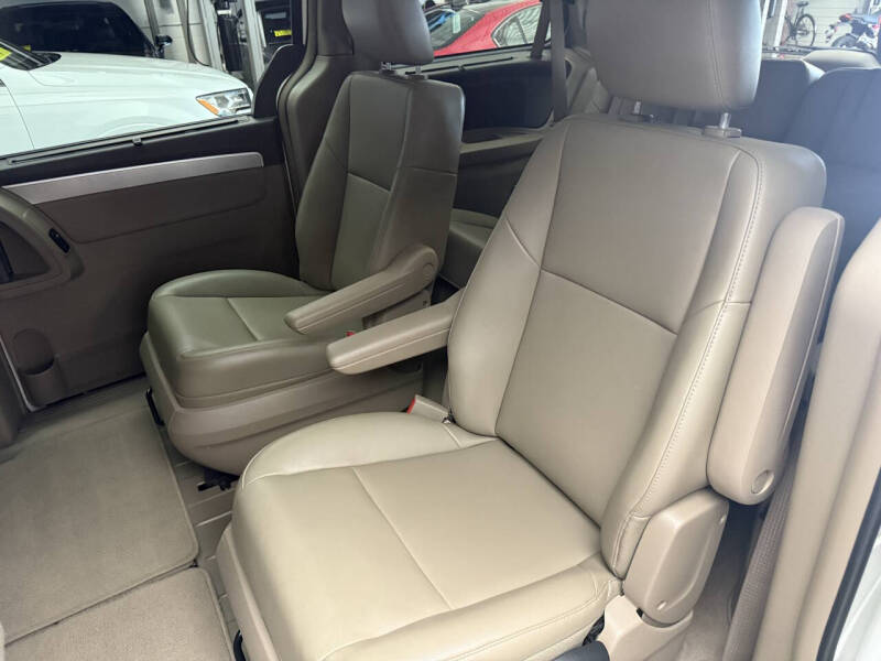 2012 Volkswagen Routan SE