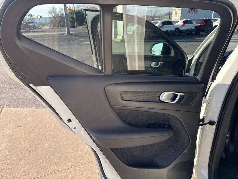2023 Volvo XC40 B5 Plus Dark Theme