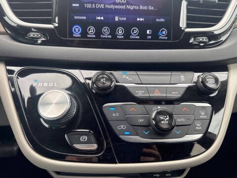 2017 Chrysler Pacifica Touring-L