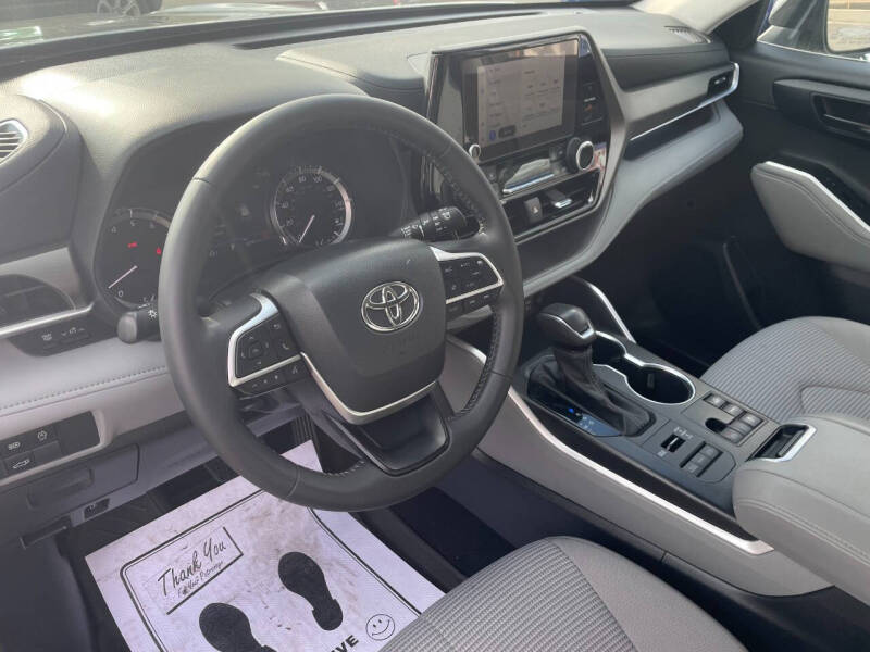 2024 Toyota Highlander LE