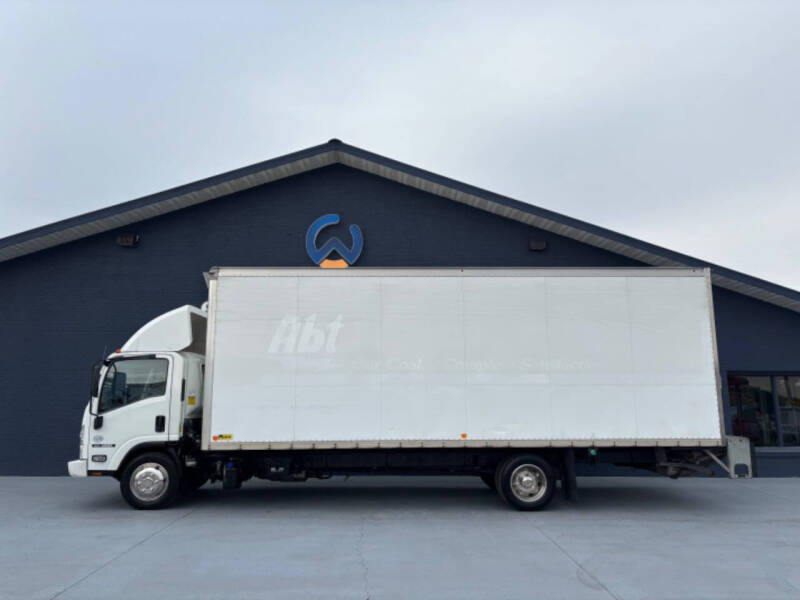 2017 Isuzu NRR 24FT Box Van