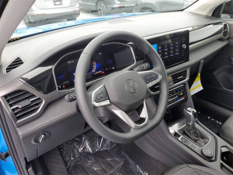 2025 Volkswagen Taos SE Black 4Motion