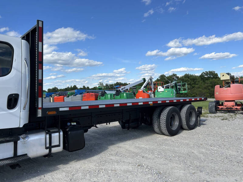 2017 Freightliner M2106 Truck