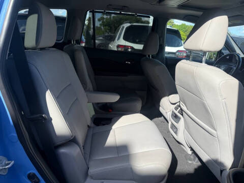 2021 Honda Pilot Touring w/Rear Captain's Chairs