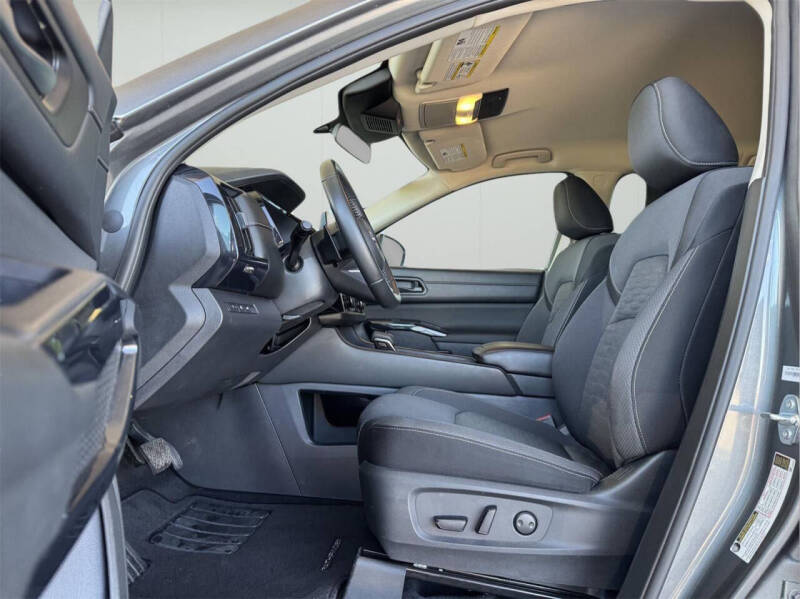 2025 Nissan Pathfinder SV