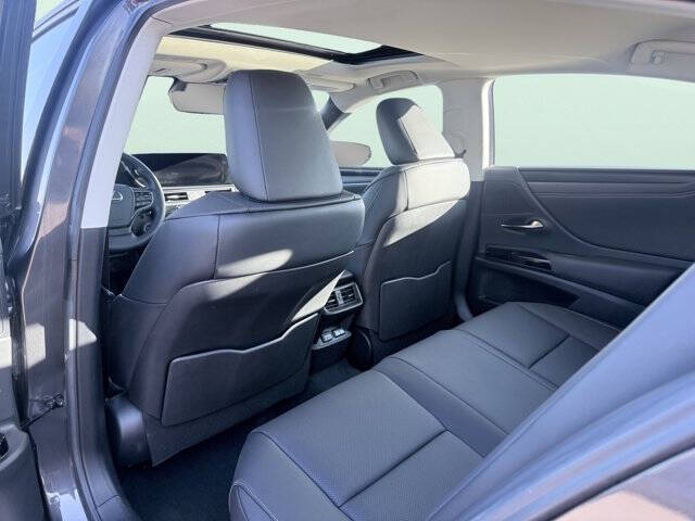 2025 Lexus ES 300h F SPORT Design