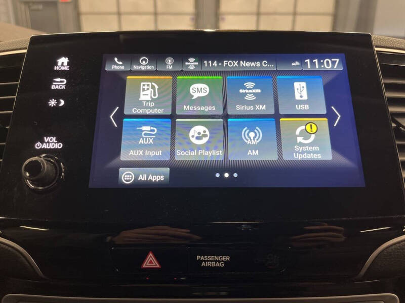 2022 Honda Pilot Touring w/Rear Captain's Chairs