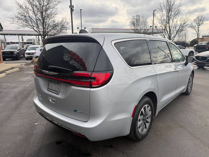 2024 Chrysler Pacifica Plug-In Hybrid Select