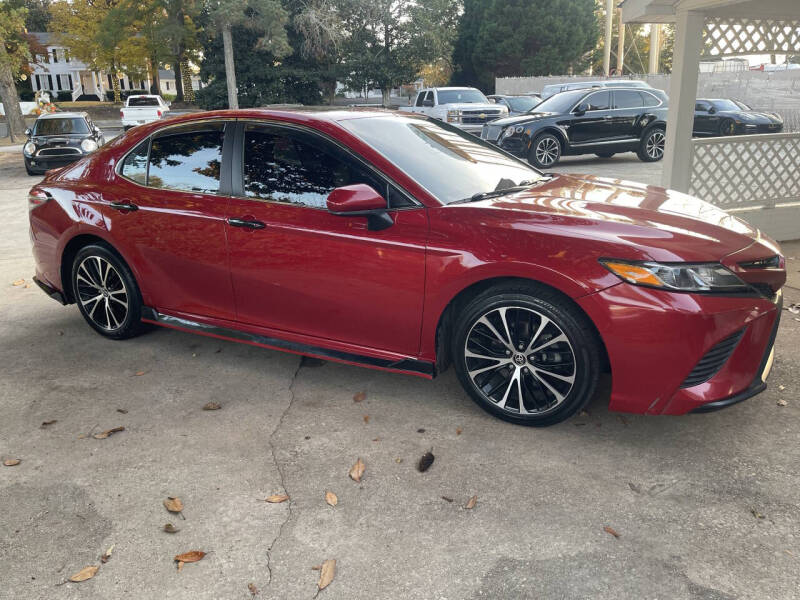 2020 Toyota Camry SE's photo