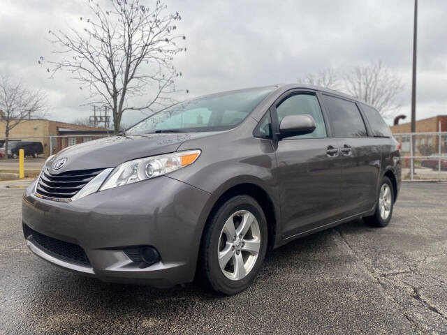 2013 Toyota Sienna for sale at Ideal Cars LLC in Skokie, IL