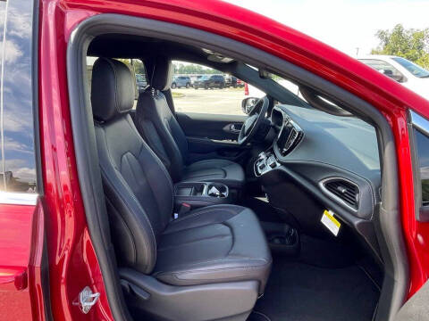 2027 Chrysler Pacifica Select
