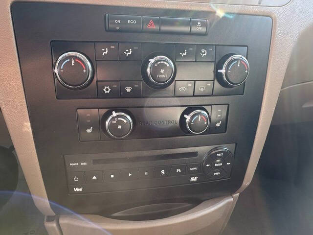 2012 Volkswagen Routan SE