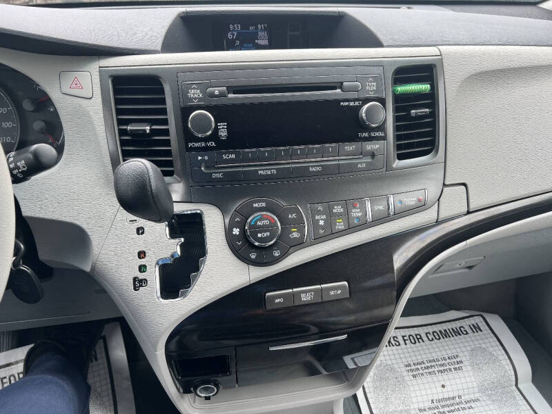 2014 Toyota Sienna LE 8-Passenger