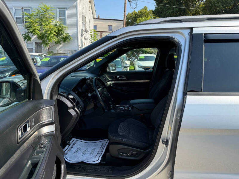 2018 Ford Explorer XLT photo 9