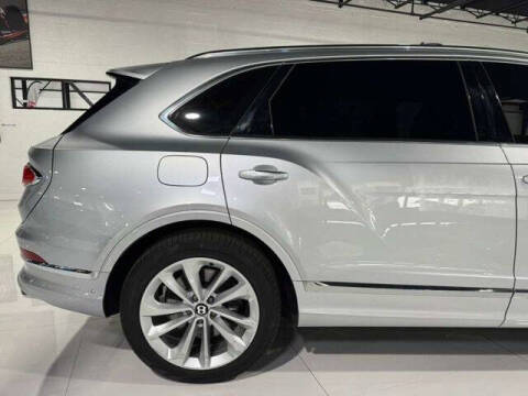 2023 Bentley Bentayga EWB V8