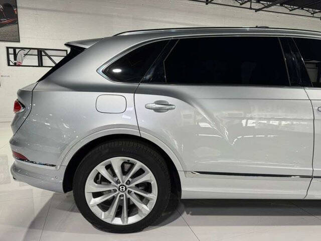 2023 Bentley Bentayga EWB V8