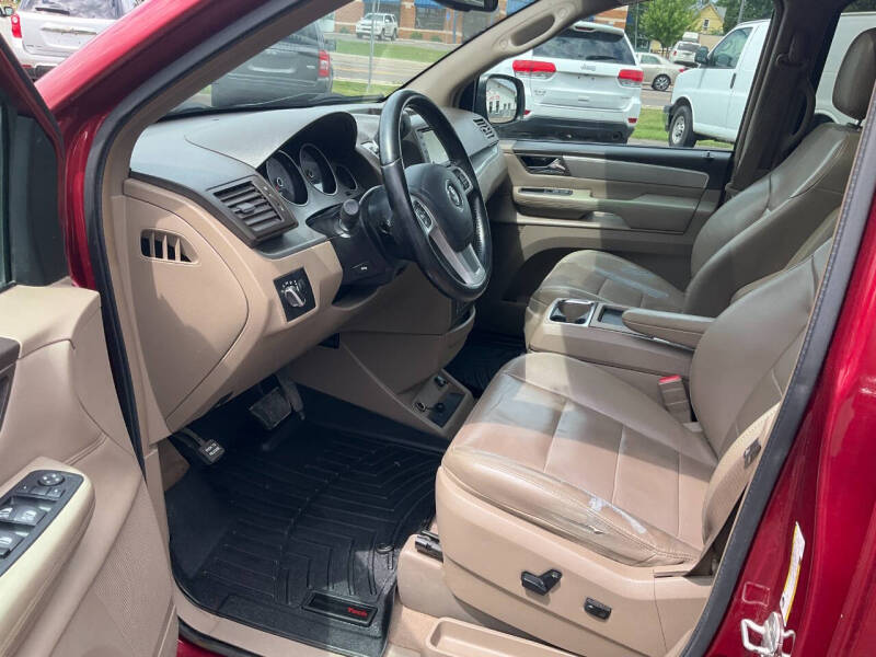 2011 Volkswagen Routan SEL