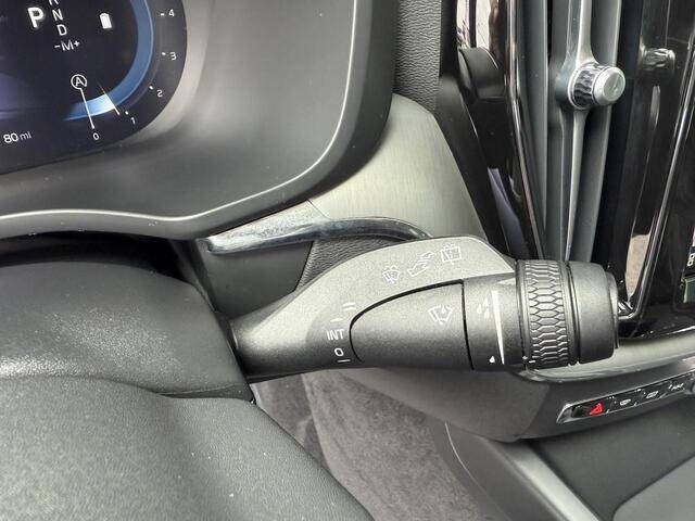 2024 Volvo XC60 B5 Core Dark Theme