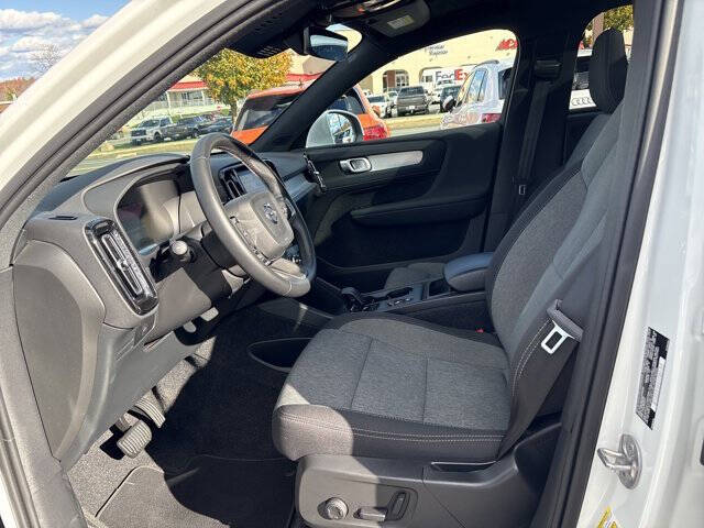 2025 Volvo XC40 B5 Core Bright Theme