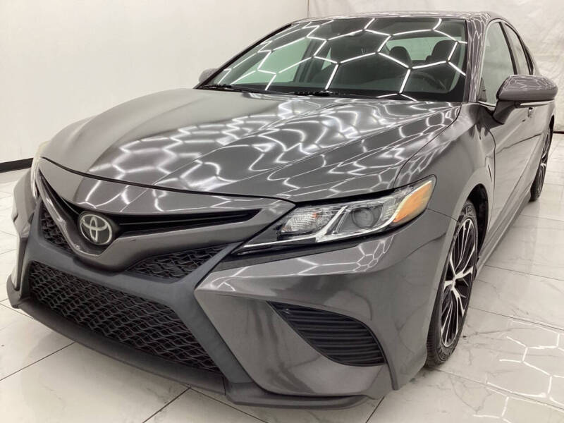 2019 Toyota Camry SE's photo