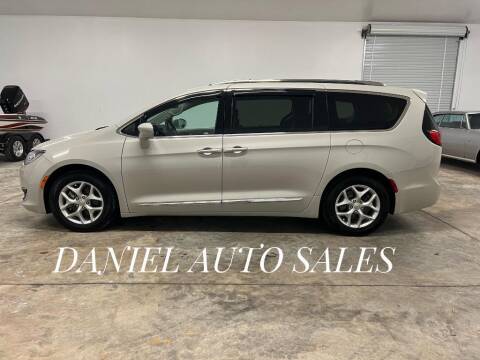 2019 Chrysler Pacifica for sale at Daniel Used Auto Sales in Dallas GA