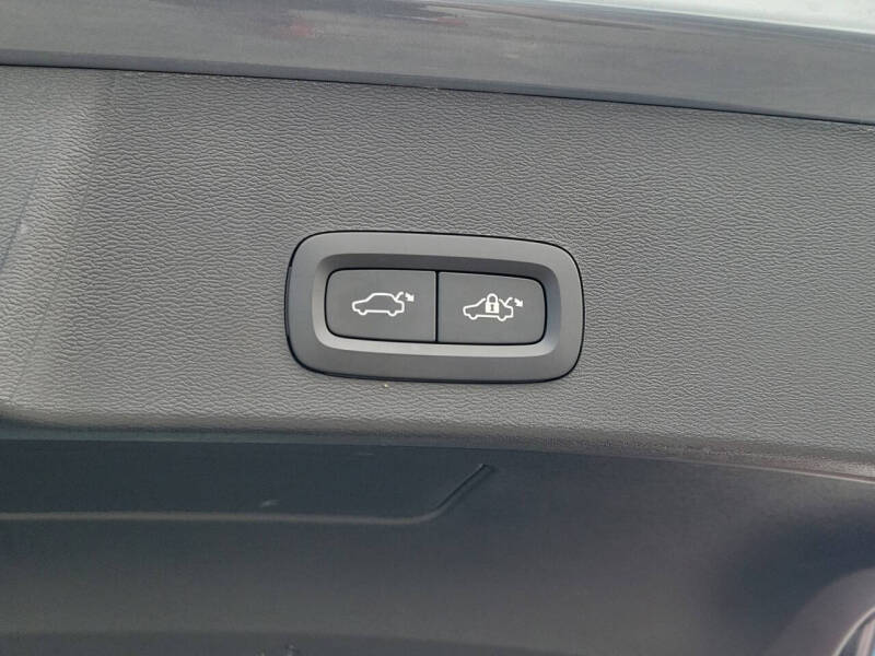 2022 Volvo XC40 T5 R-Design