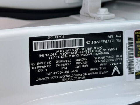 2025 VinFast VF8 Eco