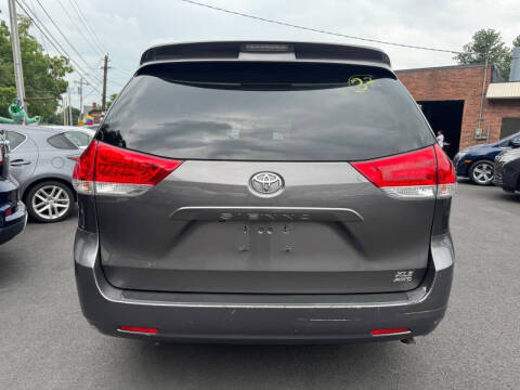 2014 Toyota Sienna XLE 7-Passenger