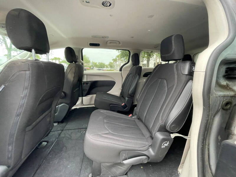 2021 Chrysler Voyager LX