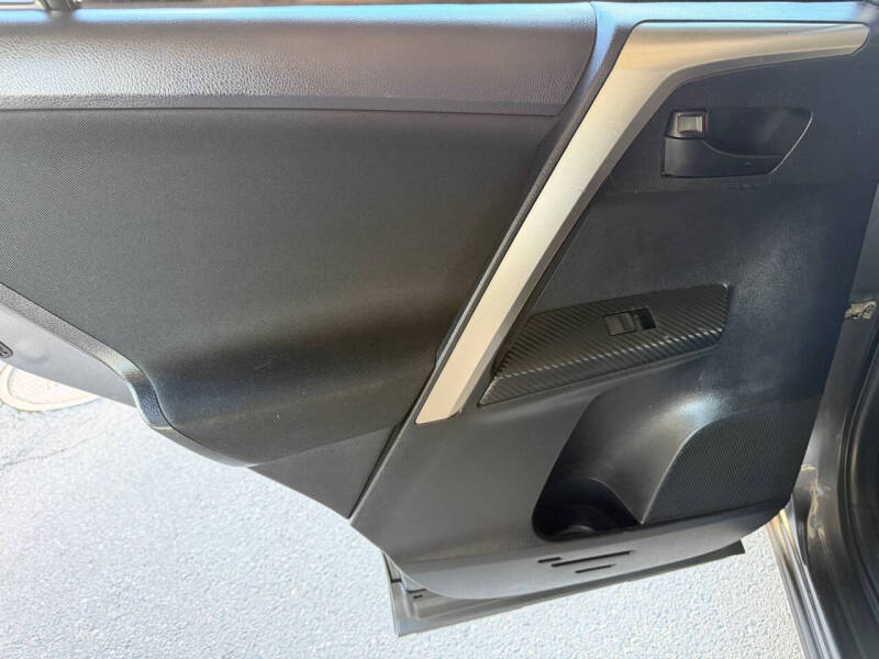 2015 Toyota RAV4 LE - Photo 26