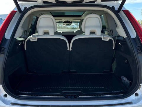 2022 Volvo XC90 T6 Momentum 7-Passenger