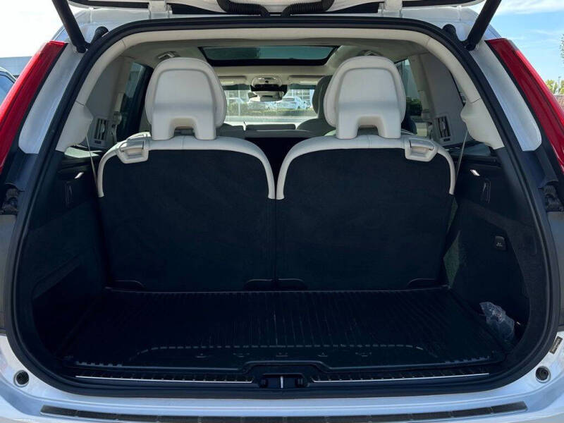 2022 Volvo XC90 T6 Momentum 7-Passenger