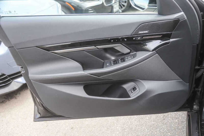 2025 BMW 5 Series 530i