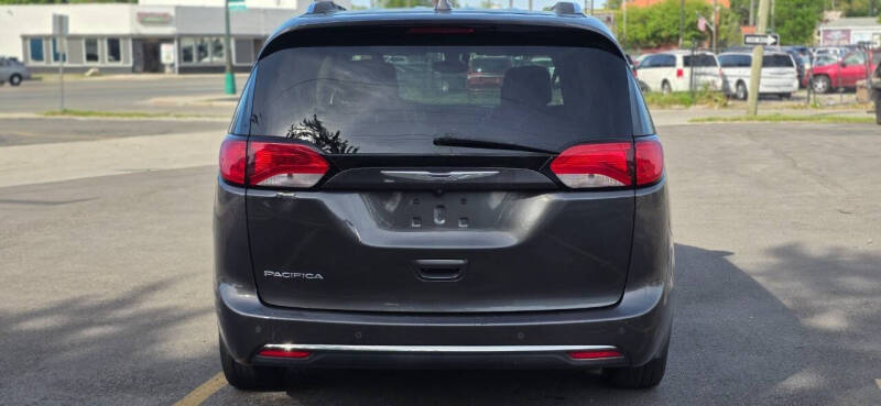 2017 Chrysler Pacifica Touring-L Plus