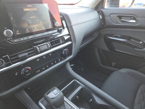 2022 Nissan Pathfinder SV