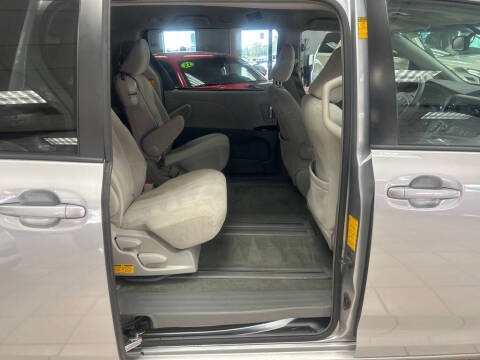 2014 Toyota Sienna LE 8-Passenger