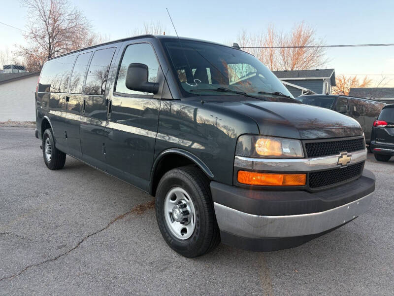 2017 Chevrolet Express Passenger LS's photo