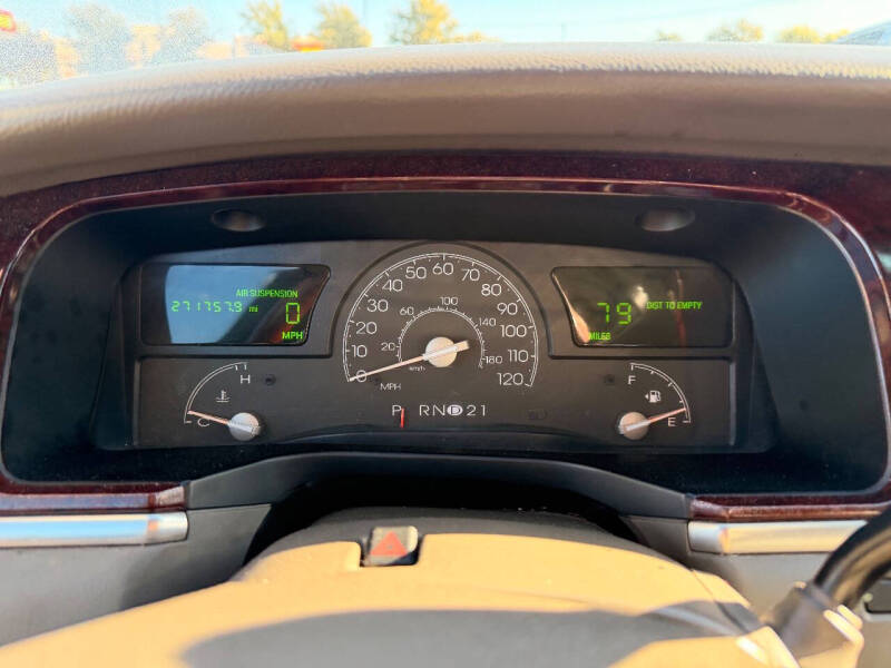 2005 Lincoln Town Car Signature Limited