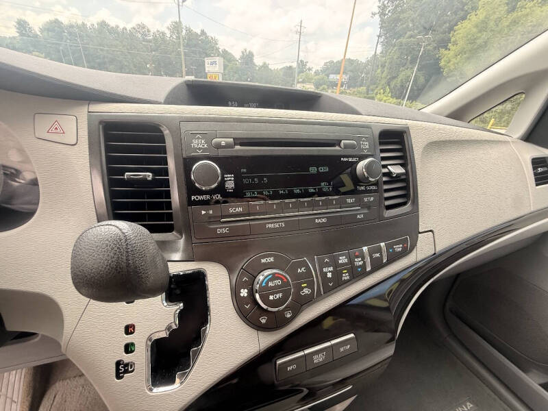 2013 Toyota Sienna LE 8-Passenger