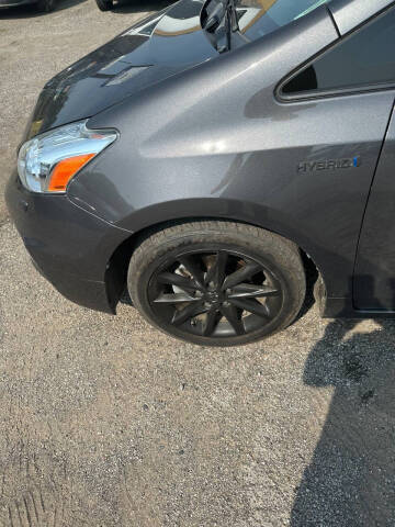 2014 Toyota Prius v Five