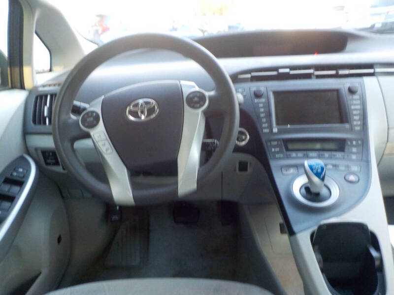 2010 Toyota Prius Three photo 2